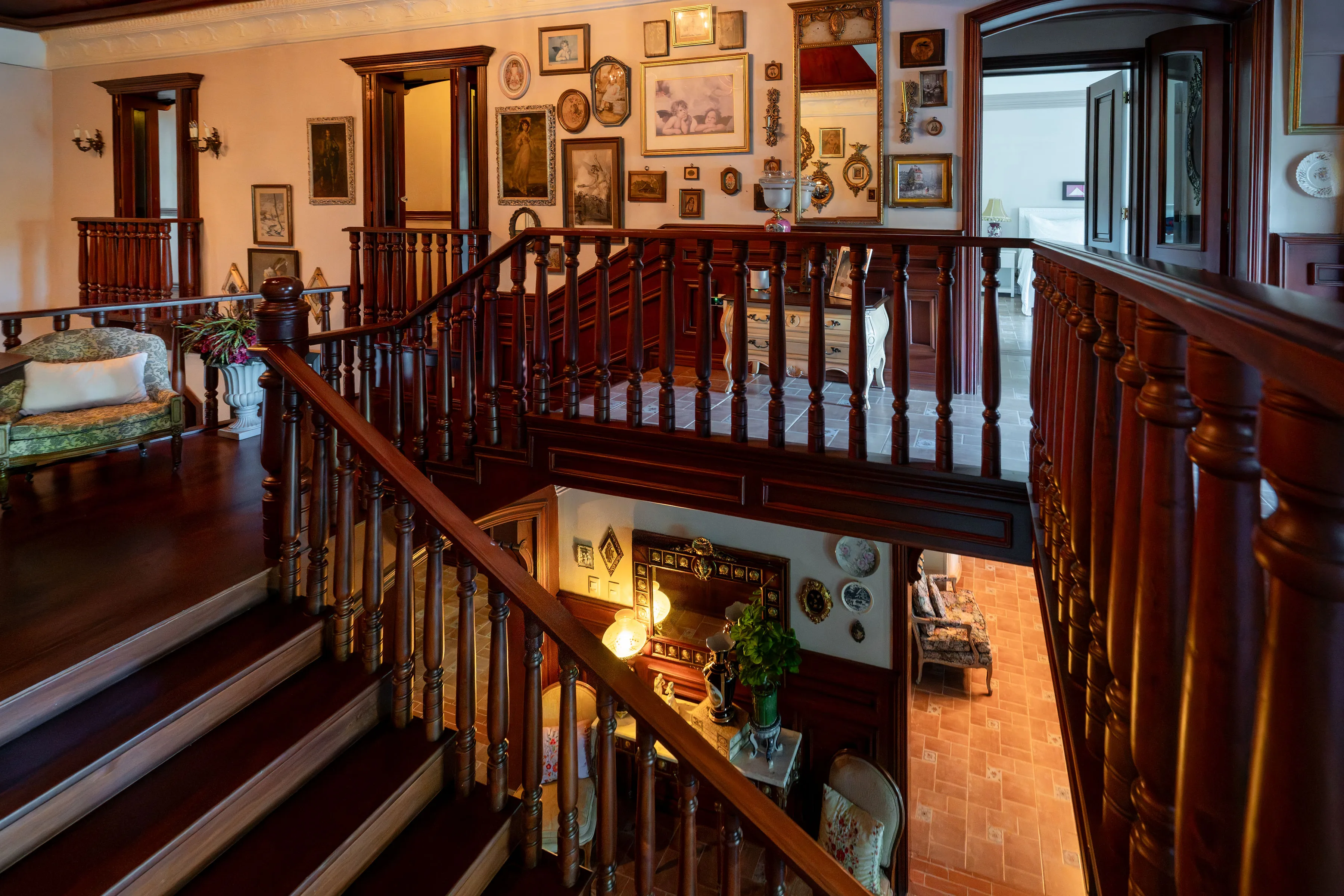 amenities.secondFloorStairsImageAlt